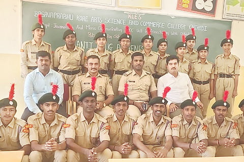 ಚಿಕ್ಕೋಡಿ ಪಟ್ಟಣದ ಬಿ.ಕೆ. ಕಾಲೇಜಿನಲ್ಲಿ ಮಾದಕದ್ರವ್ಯ ವ್ಯಸನ ತಡೆ ಜಾಗೃತಿ ಕಾರ್ಯಕ್ರಮ ಜರುಗಿತು. ಪಿಎಸ್‌ಐ ಬಸಗೌಡ ನೇರಲಿ, ಡಾ.ಬಿ.ಜಿ.ಕುಲಕರ್ಣಿ, ಸದಾಶಿವ ಹಾದಿಮನಿ, ಸಿದ್ದಣ್ಣ ನಾಯಕ ಇತರರಿದ್ದರು.