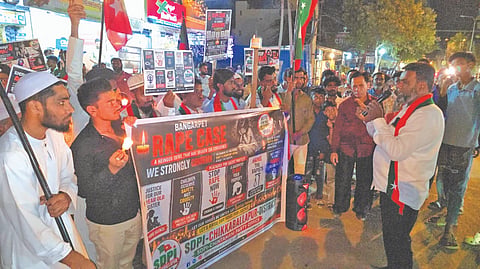 ಬಂಗಾರಪೇಟೆಯಲ್ಲಿ ಬಾಲಕಿಯ ಮೇಲೆ ಅತ್ಯಾಚಾರ ಖಂಡಿಸಿ ಚಿಂತಾಮಣಿಯಲ್ಲಿ ಎಸ್​ಡಿಪಿಐ ಮೌನ ಪ್ರತಿಭಟನೆ ನಡೆಸಿದರು. 