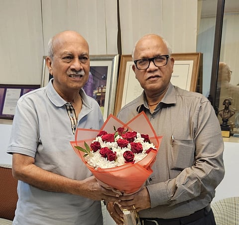 ಬೆಳಗಾವಿಯಲ್ಲಿ ಗುರುವಾರ ಡಾ.ಪ್ರಭಾಕರ ಕೋರೆಯವರನ್ನು ದಿಗಂಬರ ಕಾಮತ ಸನ್ಮಾನಿಸಿದರು.