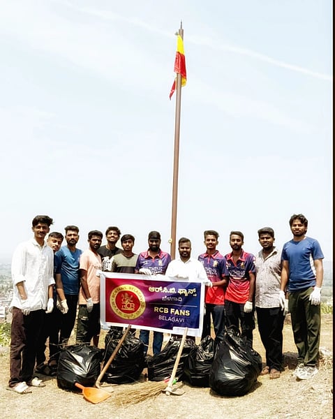 ಬೆಳಗಾವಿ ತಾಲೂಕಿನ ಕಾಕತಿ ಕೋಟೆ ಸ್ವಚ್ಛತಾ ಕಾರ್ಯದಲ್ಲಿ ಪಾಲ್ಗೊಂಡಿದ್ದ ಆರ್​ಸಿಬಿ ಅಭಿಮಾನಿಗಳು.