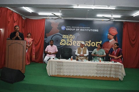 ಬೆಳಗಾವಿ ತಾಲೂಕಿನ ಶಿಂದೊಳ್ಳಿಯ ದೇವೇಂದ್ರ ಜಿನಗೌಡ ಶಾಲೆಯಲ್ಲಿ ಶನಿವಾರ ಆಯೋಜಿಸಿದ್ದ ಸ್ವಾಮಿ ವಿವೇಕಾನಂದ ಯುವ ಸ್ಫೂರ್ತಿ ಕಾರ್ಯಕ್ರಮದಲ್ಲಿ ಚಕ್ರವರ್ತಿ ಸೂಲಿಬೆಲೆ ಮಾತನಾಡಿದರು. ಡಾ.ಗೋಪಾಲ ದೇವೇಂದ್ರ ಜಿನಗೌಡ, ಕುಂತುಸಾಗರ ಹರದಿ, ವಿಜಯಲಕ್ಷ್ಮೀ ಪಾಟೀಲ, ಭಾರತಿ ರಾಂಗಣೇಕರ ಇದ್ದಾರೆ.