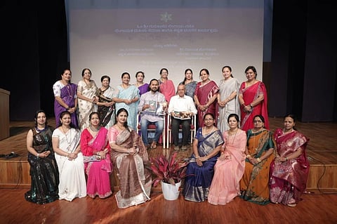 ಬೆಳಗಾವಿಯಲ್ಲಿ ಈಚೆಗೆ ಲಿಂಗಾಯತ ಮಹಿಳಾ ಸಮಾಜದಿಂದ ಏರ್ಪಡಿಸಿದ್ದ ಕಾರ್ಯಕ್ರಮದಲ್ಲಿ ಕಂಠದನ ಕಲಾವಿದ ವಿನಾಯಕ ಹೋರಿಹೊಳಿ ಮತ್ತು ಸಾಹಿತಿ ಲಿಂಗರಾಜ ಜಗಜಂಪಿಯವರನ್ನು ಸನ್ಮಾನಿಸಲಾಯಿತು. ಮಧುಮತಿ ಹಿರೇಮಠ, ರಕ್ಷಾ ದೇಗಿನಾಳ, ಸರೋಜಾ ನಿಶಾನ್ದಾರ್ ಇತರರಿದ್ದಾರೆ.