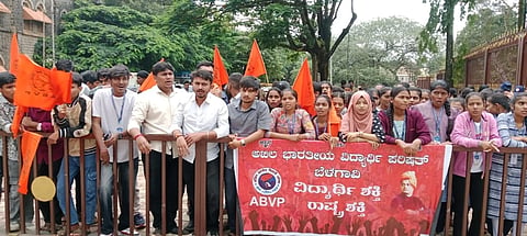 ವಿವಿಧ ಬೇಡಿಕೆಗಳ ಈಡೇರಿಕೆಗೆ ಆಗ್ರಹಿಸಿ ಬೆಳಗಾವಿಯಲ್ಲಿ ಬುಧವಾರ ಎಬಿವಿಪಿಯಿಂದ ಪ್ರತಿಭಟನೆ ನಡೆಯಿತು. ಪ್ರಥಮ ಪಾಟೀಲ, ಆದರ್ಶ ಉದೋಶಿ, ಮಹಾಂತೇಶ ಹಂಪಿಹೊಳಿ,ತ್ರಿವೇಣಿ ಕರಿಗಾರ, ಸ್ವಾತಿ ದೇಶನೂರ, ಪೂಜಾ ಹೊಳಿ ಇತರರಿದ್ದರು.