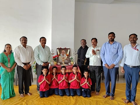 ಬೆಳಗಾವಿಯ ಎಮಿನೆಂಟ್ ಕೋಚಿಂಗ್ ಕ್ಲಾಸಿಸ್‌ನಲ್ಲಿ ಸೋಮವಾರ ಸಿದ್ಧೇಶ್ವರ ಶ್ರೀಗಳ ಪುಣ್ಯಸ್ಮರಣೆಯಲ್ಲಿ ಸಂಸ್ಥೆಯ ಸಂಸ್ಥಾಪಕ ಅಧ್ಯಕ್ಷ ಮಂಜುನಾಥ ಕೌಲಗಿ, ಉದಯ ಇಡಗಲ್, ಭಾಗ್ಯಲಕ್ಷ್ಮೀ ಕೌಲಗಿ, ಸದಾಶಿವ ಸೋರಗಾವಿ, ಸದಾನಂದ ಬಡ್ಡೂರ ಇತರರಿದ್ದರು.