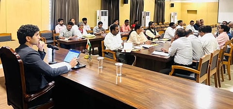 ಬೆಳಗಾವಿಯಲ್ಲಿ ಸೋಮವಾರ ಜಿಲ್ಲಾಧಿಕಾರಿ ಮೊಹಮ್ಮದ್ ರೋಷನ ಬೀದಿ ನಾಯಿ ಹಾವಳಿ ತಡೆ ಕುರಿತು ಸಭೆ ನಡೆಸಿದರು. 