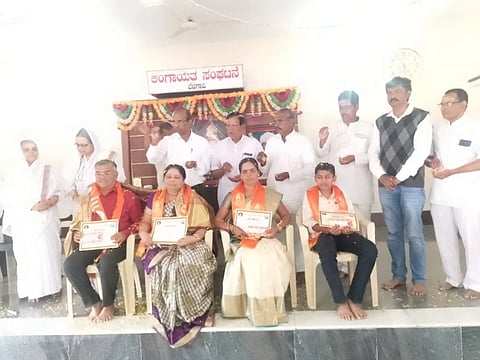 ಬೆಳಗಾವಿಯಲ್ಲಿ ಹಮ್ಮಿಕೊಂಡಿದ್ದ ಫ.ಗು.ಹಳಕಟ್ಟಿ ಜಯಂತಿಯಲ್ಲಿ ವಚನ ಕಂಠ ಪಾಠ ಸ್ಪರ್ಧೆ ವಿಜೇತರಿಗೆ ಬಹುಮಾನ ವಿತರಿಸಲಾಯಿತು. ವಾಗ್ದೇವಿ ತಾಯಿ, ಈರಣ್ಣ ದೇಯನ್ನವರ, ಮಹಾಂತೇಶ ತೋರಣಗಟ್ಟಿ, ಕುಮದಿನಿ ತಾಯಿ ಇತರರಿದ್ದರು.