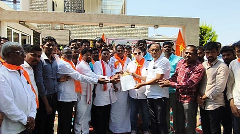 ಬೆಳಗಾವಿಯಲ್ಲಿ ಗುರುವಾರ ಸಚಿವ ಸತೀಶ ಜಾರಕಿಹೊಳಿ ನಿವಾಸದ ಎದುರು ಉತ್ತರ ಕರ್ನಾಟಕ ಪ್ರದೇಶ ವಾಲ್ಮೀಕಿ ನಾಯಕ ಸಂಘದಿಂದ ಪ್ರತಿಭಟನೆ ನಡೆಸಿ, ಸಚಿವರ ಆಪ್ತ ಸಹಾಯಕರಿಗೆ ಮನವಿ ಸಲ್ಲಿಸಿದರು. ಶ್ರವಣಕುಮಾರ ನಾಯಕರ, ಮಾರಪ್ಪ ನಾಯಕ, ಮಗದಂಪುರ, ದೊಡ್ಡಯರಿಸ್ವಾಮಿ, ರಾಜಶೇಖರ ತಳವಾರ ಇತರರಿದ್ದರು. 