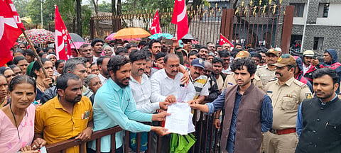 ಬೆಳಗಾವಿಯಲ್ಲಿ ಬುಧವಾರ  ರಾಜ್ಯ ಸರ್ಕಾರಿ ಹಾಸ್ಟೆಲ್ ಮತ್ತು ವಸತಿ ಶಾಲಾ ಹೊರಗುತ್ತಿಗೆ ನೌಕರರ ಸಂಘದಿಂದ ಜಿಲ್ಲಾಧಿಕಾರಿ ಮೊಹಮ್ಮದ್ ರೋಷನ್‌ಗೆ ಮನವಿ ಸಲ್ಲಿಸಲಾಯಿತು. ಪ್ರದೀಪ ದಳವಾಯಿ, ಲಕ್ಕಪ್ಪ ಕಾಂಬಳೆ, ಶ್ರೀಕಾಂತ ಸಣ್ಣಕ್ಕಿ ಇತರರಿದ್ದರು. 