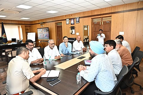 ಬೆಳಗಾವಿಯಲ್ಲಿ ಮಂಗಳವಾರ ನಗರ ಪೊಲೀಸ್ ಆಯುಕ್ತ ಭೂಷಣ ಬೋರಸೆ ಜಿಲ್ಲಾ ಅಲ್ಪಸಂಖ್ಯಾತ ಸಮತಿ ಸದಸ್ಯರೊಂದಿಗೆ ಸಭೆ ನಡೆಸಿದರು. ಲೂಯಿಸ್ ರಾಡ್ರಿಗ್ಸ್, ನಿಯಾಜ್ ಸೌದಾಗರ್, ಶಾಹಿದ್ ಮೆಮನ್, ಪವಿಂಧರ ಬಾಟಿಯಾ ಇತರರಿದ್ದರು.