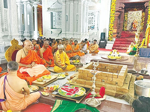  ನಾಗಮಂಗಲ ತಾಲೂಕು ಆದಿಚುಂಚನಗಿರಿಯಲ್ಲಿ ಭೈರವೈಕ್ಯ ಶ್ರೀ ಡಾ.ಬಾಲಗಂಗಾಧರನಾಥ ಸ್ವಾಮೀಜಿ ಅವರ 81ನೇ ಜಯಂತ್ಯುತ್ಸವ ಹಾಗೂ 13ನೇ ವರ್ಷದ ಸಂಸ್ಮರಣಾ ಮಹೋತ್ಸವದ ಪೂಜಾ ಕಾರ್ಯಕ್ರಮವನ್ನು ಶ್ರೀ ಡಾ.ನಿರ್ಮಲಾನಂದನಾಥ ಸ್ವಾಮೀಜಿ ನೆರೆವೇರಿಸಿದರು.