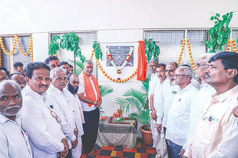 ಅರಬಾವಿ ಪಟ್ಟಣದಲ್ಲಿ ಬಸವೇಶ್ವರ ಸಮುದಾಯ ಭವನವನ್ನು ಶಾಸಕ ಬಾಲಚಂದ್ರ ಜಾರಕಿಹೊಳಿ ಉದ್ಘಾಟಿಸಿದರು. ಮಲ್ಲಿಕಾರ್ಜುನ ಸ್ವಾಮೀಜಿ, ಸುಭಾಸ ಪಾಟೀಲ, ಶಂಕರ ಬಿಲಕುಂದಿ ಇತರರಿದ್ದರು.