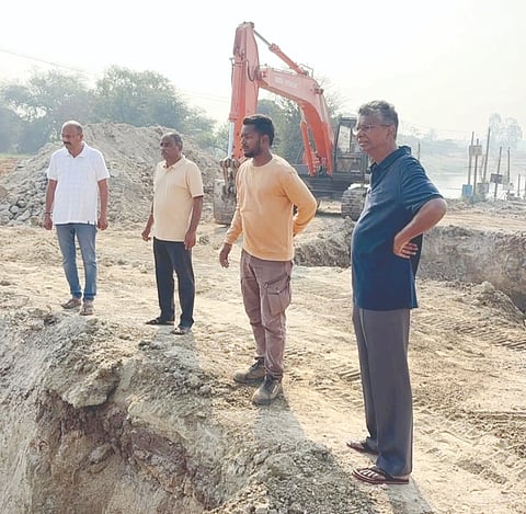 ಗೋಕಾಕ ಸಮೀಪದ ಲೋಳಸೂರ ಗ್ರಾಮದಲ್ಲಿ ಟಪ್ರಭಾ ನದಿಗೆ ಅಡ್ಡಲಾಗಿ ನಿರ್ಮಿಸಲು ಉದ್ದೇಶಿಸಿರುವ ಲೋಳಸೂರ ಸೇತುವೆ ಕಾಮಗಾರಿಯನ್ನು ಸಚಿವ ಸತೀಶ ಜಾರಕಿಹೊಳಿ ಪರಿಶೀಲಿಸಿದರು. ಶಿವು ಪಾಟೀಲ, ರಾಜು ದರಗಶೆಟ್ಟಿ, ಆರೀಫ್​ ಪಿರಜಾದೆ ಇತರರಿದ್ದರು.