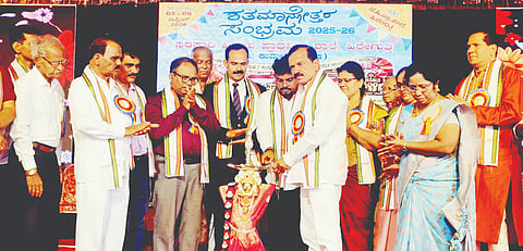 ಗೋಕರ್ಣ ಬಳಿಯ ಹಿರೇಗುತ್ತಿ ಸರ್ಕಾರಿ ಹಿ.ಪ್ರಾ. ಶಾಲೆ ಶತಮಾನೋತ್ತರ ಸಮಾರಂಭವನ್ನು ಶಾಸಕ ದಿನಕರ ಶೆಟ್ಟಿ ಉದ್ಘಾಟಿಸಿದರು. ಡಿಡಿಪಿಐ ಲತಾ ನಾಯಕ, ಶಿಕ್ಷಣಾಧಿಕಾರಿ ಶುಭಾ ನಾಯಕ, ಬಿಇಒ ಉದಯ ನಾಯ್ಕ, ಹೊನ್ನಪ್ಪ ನಾಯಕ, ಶಾಂತ ನಾಯಕ, ವಿವೇಕಾನಂದ ಕವರಿ, ಎನ್.ಬಿ. ಗಾಂವಕರ ಮತ್ತಿತರರಿದ್ದರು.