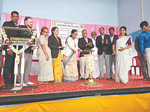 ಗುರ್ಲಾಪುರ ಬಸವಕಲ್ಯಾಣ ಮಂಟಪದಲ್ಲಿ ಹಮ್ಮಿಕೊಂಡಿದ್ದ ಕಾನೂನು ಸಾಕ್ಷರತಾ ಕಾರ್ಯಕ್ರಮವನ್ನು ಸವಿತಾ ಮುಕ್ಕಲ ಉದ್ಘಾಟಿಸಿದರು. ಲೀಲಾವತಿ, ಅನಿಲ ಕೌಜಲಗಿ, ರೇವಪ್ಪ ನೇಮಗೌಡರ, ದುಂಡಪ್ಪ ಮುಗಳಖೋಡ ಇತರರಿದ್ದರು