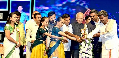 ಶಾಲಾ ವಾರ್ಷಿಕೋತ್ಸವ ಕಾರ್ಯಕ್ರಮ ಉದ್ಘಾಟಿಸುತ್ತಿರುವ ಗಣ್ಯರು.