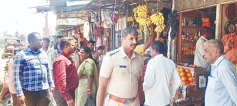 ಹಲಗೂರು ಫುಟ್‌ಪಾತ್ ಅತಿಕ್ರಮಣ ತೆರವು ಕಾರ್ಯಾಚರಣೆ  ನಡೆಯಿತು.