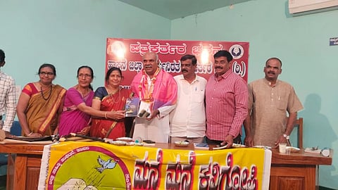 ಜಿಲ್ಲಾ ಕಾರ್ಯನಿರತ ಪತ್ರಕರ್ತರ ಸಂಘದ ಸಾಂಸ್ಕೃತಿಕ ಸಮಿತಿ ವತಿಯಿಂದ ಪತ್ರಕರ್ತರ ಭವನದಲ್ಲಿ ಮನೆ-ಮನೆ ಕವಿಗೋಷ್ಠಿ ನಡೆಯಿತು. ಶಿವಾನಂದ ತಗಡೂರು, ಎಚ್.ಬಿ.ಮದನಗೌಡ, ಜೆ.ಆರ್.ಕೆಂಚೇಗೌಡ, ಸುಕನ್ಯಾ ಮುಕುಂಡ ಇತರರಿದ್ದರು.  