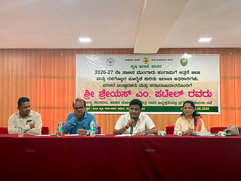 ಸಂಸದ ಶ್ರೇಯಸ್ ಎಂ. ಪಟೇಲ್ ಅಧ್ಯಕ್ಷತೆಯಲ್ಲಿ 2026-27ನೇ ಸಾಲಿನ ಮುಂಗಾರು ಹಂಗಾಮಿಗೆ ಅಗತ್ಯವಿರುವ ಬಿತ್ತನೆ ಬೀಜ, ರಸಗೊಬ್ಬರ ಹಾಗೂ ಕೃಷಿ ಪರಿಕರಗಳ ಲಭ್ಯತೆ ಮತ್ತು ವಿತರಣೆ ಕುರಿತು ಜಿಲ್ಲಾ ಮಟ್ಟದ ಪ್ರಗತಿ ಪರಿಶೀಲನಾ ಸಭೆ ನಡೆಸಲಾಯಿತು. ಕೃಷಿ ಜಂಟಿ ನಿರ್ದೇಶಕ ರಮೇಶ್ ಇತರರಿದ್ದರು.