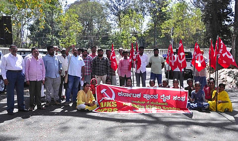 ಹಾಸನ ತಾಲೂಕು ಕಸಬಾ ಹೋಬಳಿಯ ಲಕ್ಷ್ಮೀಸಾಗರ ಗ್ರಾಮದ ಸರ್ವೇ ನಂಬರ್ 35 ರಲ್ಲಿ ರೈತರು ಕಾನೂನುಬದ್ಧವಾಗಿ ಸ್ವಾಧೀನದಲ್ಲಿಟ್ಟುಕೊಂಡಿರುವ ಕೃಷಿ ಭೂಮಿಯನ್ನು ಪರಿಹಾರ ನೀಡದೆ ಬಲವಂತವಾಗಿ ಸ್ವಾಧೀನಪಡಿಸಿಕೊಳ್ಳಲು ಕರ್ನಾಟಕ ಕೈಗಾರಿಕಾ ಪ್ರದೇಶಾಭಿವೃದ್ಧಿ ಮಂಡಳಿ (ಕೆಐಡಿಬಿ) ಮುಂದಾಗಿದೆ ಎಂದು ಆರೋಪಿಸಿ ಕರ್ನಾಟಕ ಪ್ರಾಂತ ರೈತ ಸಂಘ (ಕೆಪಿಆರ್‌ಎಸ್) ಹಾಸನ ಜಿಲ್ಲಾ ಸಮಿತಿ ಪ್ರತಿಭಟನೆ ನಡೆಸಿತು.