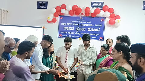 ಹಾಸನ ಜಿಲ್ಲಾ ಕೇಂದ್ರ ಗ್ರಂಥಾಲಯದಲ್ಲಿ ಹಾಸನ ಸ್ಪರ್ಧಾ ಕುಟೀರವನ್ನು ಗಣ್ಯರು ಉದ್ಘಾಟಿಸಿದರು. ಅಪರ ಜಿಲ್ಲಾಧಿಕಾರಿ ಜಗದೀಶ್ ಗಂಗಣ್ಣನವರ್, ಜಿಲ್ಲಾ ಸಮಾಜ ಕಲ್ಯಾಣ ಇಲಾಖೆ ಉಪ ನಿರ್ದೇಶಕ ದೂದ್ ಪೀರ್, ಗ್ರಂಥಾಯಲದ ಅಧಿಕಾರಿಗಳಾದ ನಳಿನಿ, ಹಸಿನ ತಾಜ್, ಎಸಿಎಫ್ ಮೋಹನ್, ತಹಸೀಲ್ದಾರ್ ಗೀತಾ ಇದ್ದರು.