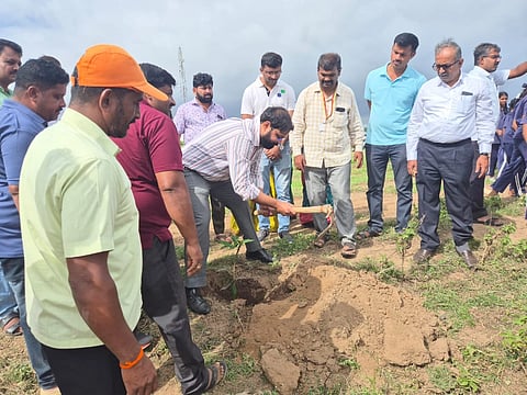 ವಿಶ್ವ ಪರಿಸರ ದಿನದ ಅಂಗವಾಗಿ ಶಾಂತಿಗ್ರಾಮ ಪಂಚಾಯಿತಿ ವ್ಯಾಪ್ತಿಯ ಕೆಪಿಎಸ್ ಶಾಲೆ ಹಾಗೂ ಸರ್ಕಾರಿ ಪದವಿ ಪೂರ್ವ ಕಾಲೇಜಿನ ಮಕ್ಕಳೊಂದಿಗೆ ಜಿಲ್ಲಾ ಪಂಚಾಯಿತಿ ಸಿಇಒ ಶುಭಂ ಶುಕ್ಲಾ ಸಸಿ ನೆಟ್ಟರು.