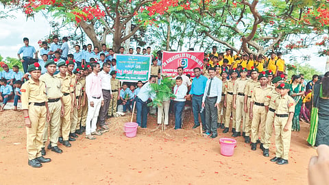 ಕೆ.ಚಂದರಗಿಯ ಕ್ರೀಡಾ ವಸತಿ ಶಾಲೆಯಲ್ಲಿ ಹಮ್ಮಿಕೊಂಡಿದ್ದ ವಿಶ್ವ ಪರಿಸರ ದಿನದ ಕಾರ್ಯಕ್ರಮದಲ್ಲಿ ಸಸಿ ನೆಡಲಾಯಿತು. ಜೆ.ಬಿ.ಮೇಟಿ, ಐ.ಎಸ್.ಸೂಳಿಭಾವಿ ಇತರರಿದ್ದರು.