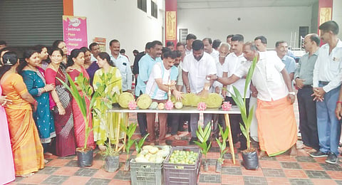  ಕಿನ್ನಿಗೋಳಿ ರಾಜರತ್ನಪುರದ ಸರಾಪ್ ಅಣ್ಣಯ್ಯಚಾರ್ಯ ಸಭಾಭವನದಲ್ಲಿ ಮಾವು, ಹಲಸು ವಿವಿಧ ಹಣ್ಣುಗಳ ಹಬ್ಬ, ಸಾವಯವ ಉತ್ಪನ್ನಗಳ ಮಾರಾಟ, ವೈವಿಧ್ಯಮಯ ತಿನಿಸುಗಳ ಮಾರಾಟ ಕಾರ್ಯಕ್ರಮಕ್ಕೆ ಗುರುರಾಜ್ ಮಲ್ಲಿಗೆಯಂಗಡಿ ಚಾಲನೆ ನೀಡಿದರು. ವಿಶ್ವ ಬ್ರಾಹ್ಮಣ ಸಮಾಜ ಸೇವಾ ಸಂಘ ಅಧ್ಯಕ್ಷ ಜಗದೀಶ್ ಆಚಾರ್ಯ, ಕಟ್ಟಡ ಸಮಿತಿ ಪೃಥ್ವಿರಾಜ್ ಆಚಾರ್ಯ ಇದ್ದರು.  