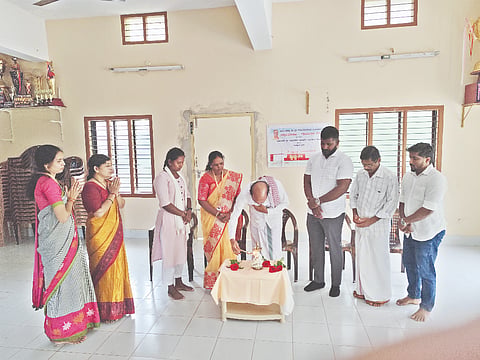  ಒಡಿಯೂರು ಶ್ರೀಗಳ ಜನ್ಮದಿನೋತ್ಸವದ ಅಂಗವಾಗಿ ಭಾನುವಾರ ಗುತ್ತಕಾಡು ಕೊರಗ ಸಮುದಾಯ ಭವನದಲ್ಲಿ ಸ್ವಚ್ಛತಾ ಕಾರ್ಯಕ್ರಮ ನಡೆಯಿತು. ಕಿನ್ನಿಗೋಳಿ ಪಪಂ ಅಧ್ಯಕ್ಷ ಗುರುರಾಜ ಮಲ್ಲಿಗೆಯಂಗಡಿ, ಮೂಕಾಂಬಿಕಾ ದೇವಸ್ಥಾನ ಧರ್ಮದರ್ಶಿ ವಿವೇಕಾನಂದ ಮೊದಲಾದವರಿದ್ದರು.