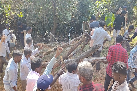 ಕಳಸದಲ್ಲಿ ಕುಡಿಯವ ನೀರಿನ ಗೇಟ್‌ವಾಲ್‌ಗೆ ಹೋಗುವ ಜಾಗಕ್ಕೆ ಹಾಕಿದೆ ಬೇಲಿಯನ್ನು  ಗ್ರಾಮಸ್ಥರು ತೆರವುಗೊಳಿಸುತ್ತಿರುವುದು.