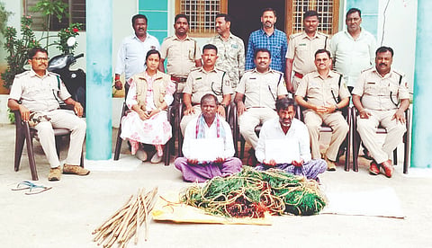ಕನಕಗಿರಿ ತಾಲೂಕಿನ ಚಿಕ್ಕಮಾದಿನಾಳ ಗ್ರಾಮದ ಅರಣ್ಯದಲ್ಲಿ ಬೇಟೆಯಾಡಲು ಬಲೆಗಳನ್ನು ಹಾಕಿದ್ದ ಆರೋಪಿಗಳು. ಉಪ ಅರಣ್ಯ ಸಂರಕ್ಷಣಾಧಿಕಾರಿ ಎಂ.ಡಿ.ಸುಲೇಮಾನ್, ಗಸ್ತು ಅರಣ್ಯ ಪಾಲಕರಾದ ಶಿವಶರಣ ಕೋಳಿ, ಮಹಾಂತೇಶ್ ಕುಂಬಾರ ಹಾಗೂ ಸಿಬ್ಬಂದಿ ಇದ್ದರು.