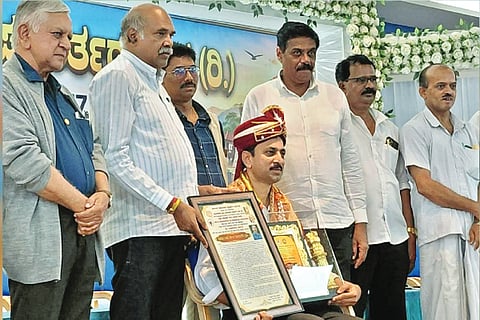 ಕೊಪ್ಪದಲ್ಲಿ ಆಯೋಜಿಸಿದ್ದ  ಪತ್ರಿಕಾ ದಿನಾಚರಣೆ ಕಾರ್ಯಕ್ರಮದಲ್ಲಿ ಉಪಪ್ರಾಚಾರ್ಯ ರಾಘವೇಂದ್ರ ಅವರಿಗೆ ಹೆಚ್.ಜಿ ಗೋವಿಂದೇಗೌಡ ಪ್ರಶಸ್ತಿ ನೀಡಿ ಗೌರವಿಸಲಾಯಿತು.