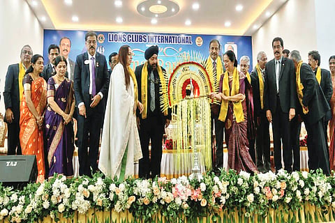 ಕೊಪ್ಪದಲ್ಲಿ ಆಯೋಜಿಸಿದ್ದ ಲಯನ್ಸ್ 317-ಡಿ ಜಿಲ್ಲಾ ಗವರ್ನರ್ ಎಚ್.ಎಂ.ತಾರಾನಾಥ್ ಪದಗ್ರಹಣ ಸಮಾರಂಭವನ್ನು ಸಬಿತಾ ತಾರಾನಾಥ್ ಉದ್ಘಾಟಿಸಿದರು. 