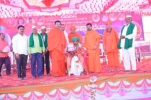 ಧೂಪದದಾಳ ಗ್ರಾಮದ ನವಲಮಾಳ ಗುಡ್ಡದ ದರ್ಗಾದಲ್ಲಿ ಹಮ್ಮಿಕೊಂಡಿದ್ದ ಧರ್ಮಸಭೆಯಲ್ಲಿ ಯಲ್ಲಪ್ಪಜ್ಜನವರನ್ನು ಪೂಜ್ಯರು ಸನ್ಮಾನಿಸಿದರು. ಮಲ್ಲಿಕಾರ್ಜುನ ಸ್ವಾಮೀಜಿ, ಶಿವಾನಂದ ಸ್ವಾಮೀಜಿ, ಸಿದ್ದಯೋಗಿ ಅಮರೇಶ್ವರ ಮಹಾರಾಜರು ಇತರರಿದ್ದರು.