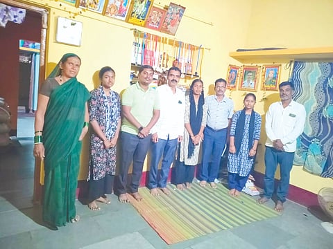 ಮಕ್ಕಳಗೇರಿ ಗ್ರಾಮದ ಎಸ್ಸೆಸ್ಸೆಲ್ಸಿ ವಿದ್ಯಾರ್ಥಿಗಳ ಮನೆಗೆ ತಹಸೀಲ್ದಾರ್​ ಡಾ.ಮೋಹನ ಭಸ್ಮೆ ಭೇಟಿ ನೀಡಿರುವುದು. ಎಸ್​.ವಿ.ಕುಲಕರ್ಣಿ, ಎಸ್​.ಜಿ.ವಲ್ಯಾಪುರಿ, ವಿದ್ಯಾರ್ಥಿಗಳು ಹಾಗೂ ಪಾಲಕರು ಇತರರಿದ್ದರು