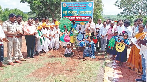 ಕೈತನಾಳ ಗ್ರಾಮದ ಸರ್ಕಾರಿ ಹಿರಿಯ ಪ್ರಾಥಮಿಕ ಶಾಲೆ ಆವರಣದಲ್ಲಿ ವನಮಹೋತ್ಸವಕ್ಕೆ ಗಣ್ಯರು ಚಾಲನೆ ನೀಡಿದರು. ಡಾ.ಮೋಹನ ಭಸ್ಮೆ, ಪರಶುರಾಮ ಘಸ್ತೆ, ಜಿ.ಬಿ.ಬಳಗಾರ ಇತರರಿದ್ದರು.