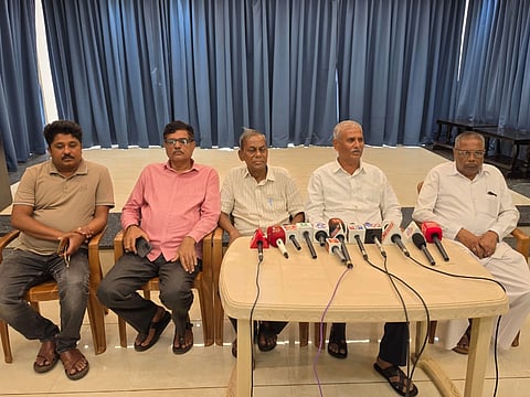  ಬೆಳಗಾವಿ ಸದಾಶಿವನಗರದ ರೆಡ್ಡಿ ಭವನದಲ್ಲಿ ಶುಕ್ರವಾರ ನಡೆದ ಸುದ್ದಿಗೋಷ್ಠಿಯಲ್ಲಿ  ಬಸವರಾಜ ಬಾವಲತ್ತಿ , ರಾಮಣ್ಣ ಮುಳ್ಳೂರ ಮಾತನಾಡಿದರು. ಕಾಂತು ಜಾಲಿಬೇರಿ, ಪರಮೇಶ್ವರ ಮುಳ್ಳೂರ ಇತರರಿದ್ದರು.