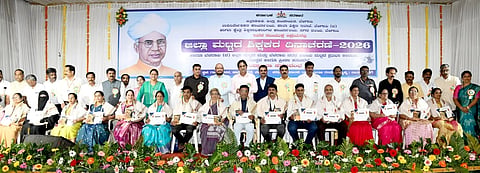 ಬೆಳಗಾವಿ ನಗರದ ಗಾಂಧಿ ಭವನದಲ್ಲಿ ಶನಿವಾರ ನಡೆದ  ಕಾರ್ಯಕ್ರಮದಲ್ಲಿ ಶಿಕ್ಷಕರಿಗೆ ಜಿಲ್ಲಾ ಮಟ್ಟದ ಉತ್ತಮ ಶಿಕ್ಷಕ ಪ್ರಶಸ್ತಿ ಪ್ರದಾನ ಮಾಡಲಾಯಿತು. ಕೆ.ಎಂ.ಜಾನಕಿ. ಲೀಲಾವತಿ ಹಿರೇಮಠ, ಭರಮಣ್ಣ ಉಪ್ಪಾರ, ವಾಯ್.ಜೆ.ಭಜಂತ್ರಿ ಇತರರಿದ್ದರು.