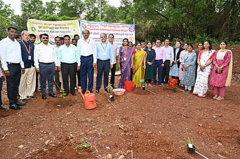 ಬೆಳಗಾವಿ ವಿಟಿಯುವ ಆವರಣದಲ್ಲಿ ವಿಶ್ವ ಪರಿಸರ ದಿನ ಆಚರಿಸಲಾಯಿತು. ಡಾ.ಪ್ರಸಾದ ರಾಮಪುರೆ, ಡಾ.ಯು.ಜೆ.ಉಜ್ವಲ, ಡಾ.ಪ್ರಶಾಂತ ನಾಯಕ ಇತರರಿದ್ದರು.