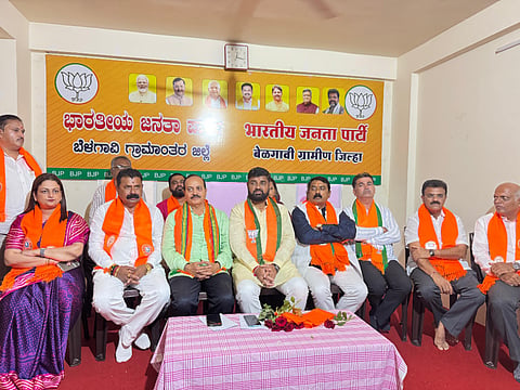  ಬೆಳಗಾವಿ ನಗರದ ಬಿಜೆಪಿ ಗ್ರಾಮೀಣ ಜಿಲ್ಲಾ ಕಚೇರಿ ಸಭಾಂಗಣದಲ್ಲಿ ಬುಧವಾರ ಹಮ್ಮಿಕೊಂಡಿದ್ದ  ಹರ್‌ಘರ್ ತಿರಂಗಾ ಅಭಿಯಾನದ ಪೂರ್ವಭಾವಿ ಸಭೆಯಲ್ಲಿ ಲಿಂಗರಾಜ ಪಾಟೀಲ ಮಾತನಾಡಿದರು. ಸುಭಾಷ ಪಾಟೀಲ, ಸಂಜಯ ಪಾಟೀಲ,  ಡಾ. ವಿಶ್ವನಾಥ ಪಾಟೀಲ, ಅರವಿಂದ ಪಾಟೀಲ ಇತರರಿದ್ದರು.
