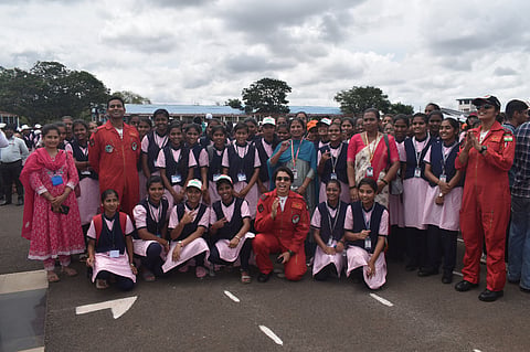  ಬೆಳಗಾವಿ ಸಾಂಬ್ರಾದ ಏರ್‌ಮೆನ್ ತರಬೇತಿ ಶಾಲೆಯ ಆವರಣದಲ್ಲಿ  ಶುಕ್ರವಾರ  ಭಾರತೀಯ ವಾಯುಸೇನೆಯ ನಡೆಸಿದ ಸಾರಂಗ್ ಏರ್ ಶೋದಲ್ಲಿ ಸರ್ಕಾರಿ ವಸತಿ ಶಾಲೆಗಳ ವಿದ್ಯಾರ್ಥಿಗಳು ಭಾಗವಹಿಸಿದರು.