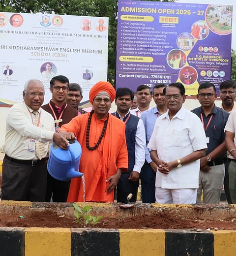 ಬೆಳಗಾವಿ ನಗರದಲ್ಲಿ ಎಸ್​.ಜಿ.ಬಾಳೇಕುಂದ್ರಿ ತಾಂತ್ರಿಕ ಮಹಾವಿದ್ಯಾಲಯದಲ್ಲಿ ಶುಕ್ರವಾರ ಪರಿಸರ ದಿನ ಆಚರಿಸಲಾಯಿತು. ಡಾ.ತೋಂಟದ ಸಿದ್ಧರಾಮ ಸ್ವಾಮೀಜಿ, ಡಾ.ಎಫ್​.ವಿ.ಮಾನ್ವಿ, ಡಾ.ಬಿ.ಆರ್​.ಪಟಗುಂದಿ ಇತರರಿದ್ದರು.