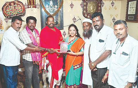 ಮೇಲುಕೋಟೆ ಚೆಲುವನಾರಾಯಣಸ್ವಾಮಿ ದರ್ಶನ ಪಡೆದ ರಾಜ್ಯ ಮಹಿಳಾ ಆಯೋಗದ ಅಧ್ಯಕ್ಷರಾದ ಡಾ.ನಾಗಲಕ್ಷ್ಮಿಚೌಧರಿ ದೇವಾಲಯದ ರಾಜಗೋಪುರದ ಬಳಿ ಸ್ಥಳೀಯ ಮಹಿಳೆಯರಿಂದ ಮನವಿ ಸ್ವೀಕರಿಸಿದರು.