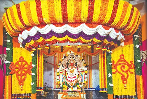 ಮುಂಡಗೋಡ ಹಳೂರ ಶ್ರೀ ಮಾರಿಕಾಂಬಾದೇವಿಯ ಮೊದಲ ದಿನದ ಹೂವಿನ ಅಲಂಕಾರ. 