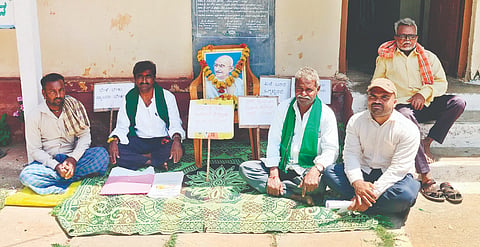 ಮುಂಡಗೋಡ ನ್ಯಾಸರ್ಗಿ ಜಲಾಶಯದಿಂದ ಬಾಚಣಕಿ ಗ್ರಾಮದ ರೈತರ ಗದ್ದೆಗಳಿಗೆ ನೀರು ಬಿಡುವಂತೆ ಚಿಕ್ಕ ನೀರಾವರಿ ಇಲಾಖೆ ಎದುರು ರೈತರು ಮಂಗಳವಾರ ಪ್ರತಿಭಟನೆ ನಡೆಸಿದರು.