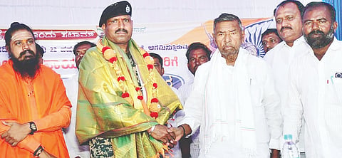 ಮಾನ್ವಿ ತಾಲೂಕು ದೇವಿಪುರ ಗ್ರಾಮದಲ್ಲಿ ಶನಿವಾರ ಏರ್ಪಡಿಸಿದ್ದ ಕಾರ್ಯಕ್ರಮದಲ್ಲಿ ವೀರ ಯೋಧ ಮಲ್ಲಯ್ಯ ನಾಯಕ ಪೆದರಡ್ಡಿ ಅವರನ್ನು ಶಾಸಕ ಹಂಪಯ್ಯ ನಾಯಕ ಸನ್ಮಾನಿಸಿದರು. ಪ್ರಮುಖರಾದ ಮಾನಪ್ಪ ನಾಯಕ, ಆಂಜನೇಯ ನಾಯಕ ನೀರಮಾನ್ವಿ ಇತರರಿದ್ದರು.