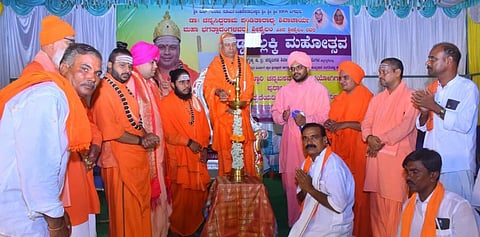 ಮಾನ್ವಿ ತಾಲೂಕಿನ ಹಿರೇಕೊಟ್ನೆಕಲ್‌ನಲ್ಲಿ ಶನಿವಾರ ಶ್ರೀಶೈಲ ಪೀಠದ ಜಗದ್ಗುರು ಡಾ.ಚನ್ನಸಿದ್ಧರಾಮ ಪಂಡಿತಾರಾಧ್ಯ ಶಿವಾಚಾರ್ಯರ ಅಡ್ಡಪಲ್ಲಕ್ಕಿ ಉತ್ಸವ ಜರುಗಿತು. ಕಲ್ಮಠದ ವಿರೂಪಾಕ್ಷ ಪಂಡಿತಾರಾಧ್ಯ ಶಿವಾಚಾರ್ಯರು, ಕರೇಗುಡ್ಡ ಮಹಾಂತೇಶ್ವರ ಮಠದ ಮಹಾಂತಲಿಂಗ ಸ್ವಾಮೀಜಿ, ದೇವರ ಭೂಪುರ ಸಂಸ್ಥಾನ ಮಠದ ಅಭಿನವ ಗಜದಂಡ ಶಿವಾಚಾರ್ಯರು, ಕಿಡಿಗಣ್ಣಯ್ಯಸ್ವಾಮಿ ಉಮಳಿಹೊಸೂರುಮ, ಚನ್ನಬಸಯ್ಯಸ್ವಾಮಿ ಹಿರೇಮಠ, ಶಾಂತಮೂರ್ತಿಸ್ವಾಮಿ ಹಿರೇಮಠ ಇತರರಿದ್ದರು.