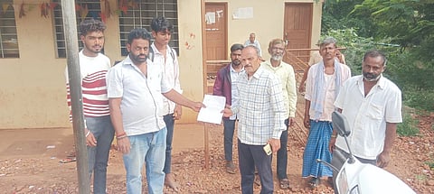 ಮುರಗೋಡದಲ್ಲಿ ಇ-ಕೆವೈಸಿ ಹೆಸರಿನಲ್ಲಿ ಅನಧಿಕೃತ ಹಣ ವಸೂಲಿ ಮಾಡುತ್ತಿರುವ ಗ್ರಾಮ ಒನ್ ಕೇಂದ್ರದ ವಿರುದ್ಧ ಕ್ರಮಕ್ಕೆ ಆಗ್ರಹಿಸಿ ಸಾರ್ವಜನಿಕರು ಉಪ ತಹಸೀಲ್ದಾರ್ ಡಿ.ಬಿ.ಅಲ್ಲಯ್ಯನವರಮಠಗೆ ಮನವಿ ಸಲ್ಲಿಸಿದರು. ಜಗದೀಶ ಯರಗಟ್ಟಿಮಠ, ಚಂದ್ರಗೌಡ ಪಾಟೀಲ ಇತರರಿದ್ದರು.