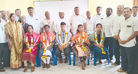 ಎಸ್‌ಎಸ್‌ಎಲ್‌ಸಿ ಪರೀಕ್ಷೆಯಲ್ಲಿ ಹೆಚ್ಚು ಅಂಕ ಪಡೆದ ನಾಗರಮುನ್ನೋಳಿ ಗ್ರಾಮದ ಸರ್ಕಾರಿ ಪ್ರೌಢಶಾಲೆ ವಿದ್ಯಾರ್ಥಿಗಳನ್ನು ಈಚೆಗೆ ಸನ್ಮಾನಿಸಲಾಯಿತು. ಗ್ರಾಪಂ ಮಾಜಿ ಅಧ್ಯಕ್ಷ ಸಿದ್ದಪ್ಪ ಮರ‍್ಯಾಯಿ, ಶಿವಾನಂದ ರ‍್ಯಾಯಿ, ರಾಜು ಕುಂಬಾರ, ರಾಜಮಾ ಮುಲ್ತಾನಿ ಇತರರಿದ್ದರು.
