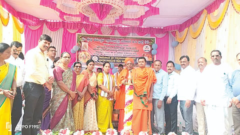 ಹನಬರಟ್ಟಿ ಗ್ರಾಮದಲ್ಲಿ ಹಮ್ಮಿಕೊಂಡಿದ್ದ ಕಾರ್ಯಕ್ರಮವನ್ನು ಗಣ್ಯರು ಉದ್ಘಾಟಿಸಿದರು. ರೋಹಿಣಿ ಪಾಟೀಲ, ನಿಂಗಪ್ಪ ಅರಕೇರಿ, ಸತೀಶ ನಾಯ್ಕ, ಶೈಲಾ ಜಕ್ಕಣ್ಣವರ, ಪ್ರವಿಣ ದೊಡಮನಿ ಇತರರಿದ್ದರು.