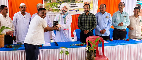 ಸವದತ್ತಿಯಲ್ಲಿ  ರೈತರಿಗೆ ಸಸಿ ವಿತರಿಸುವ ಮೂಲಕ ಗಂಗಾಧರ ದೀಕ್ಷಿತರು ತ್ಯಾಗವೀರ ಲಿಂಗರಾಜ ಶಿಕ್ಷಣ ಮತ್ತು ಸಾಮಾಜಿಕ ಸೇವಾ ಸಂಘ ಉದ್ಘಾಟಿಸಿದರು. ಶಿವಪ್ರಸಾದ ಪಾಟೀಲ, ರಮೇಶ ಹಾವರಡ್ಡಿ, ಭರಮಪ್ಪ ಅಣ್ಣಿಗೇರಿ ಇತರರಿದ್ದರು.
